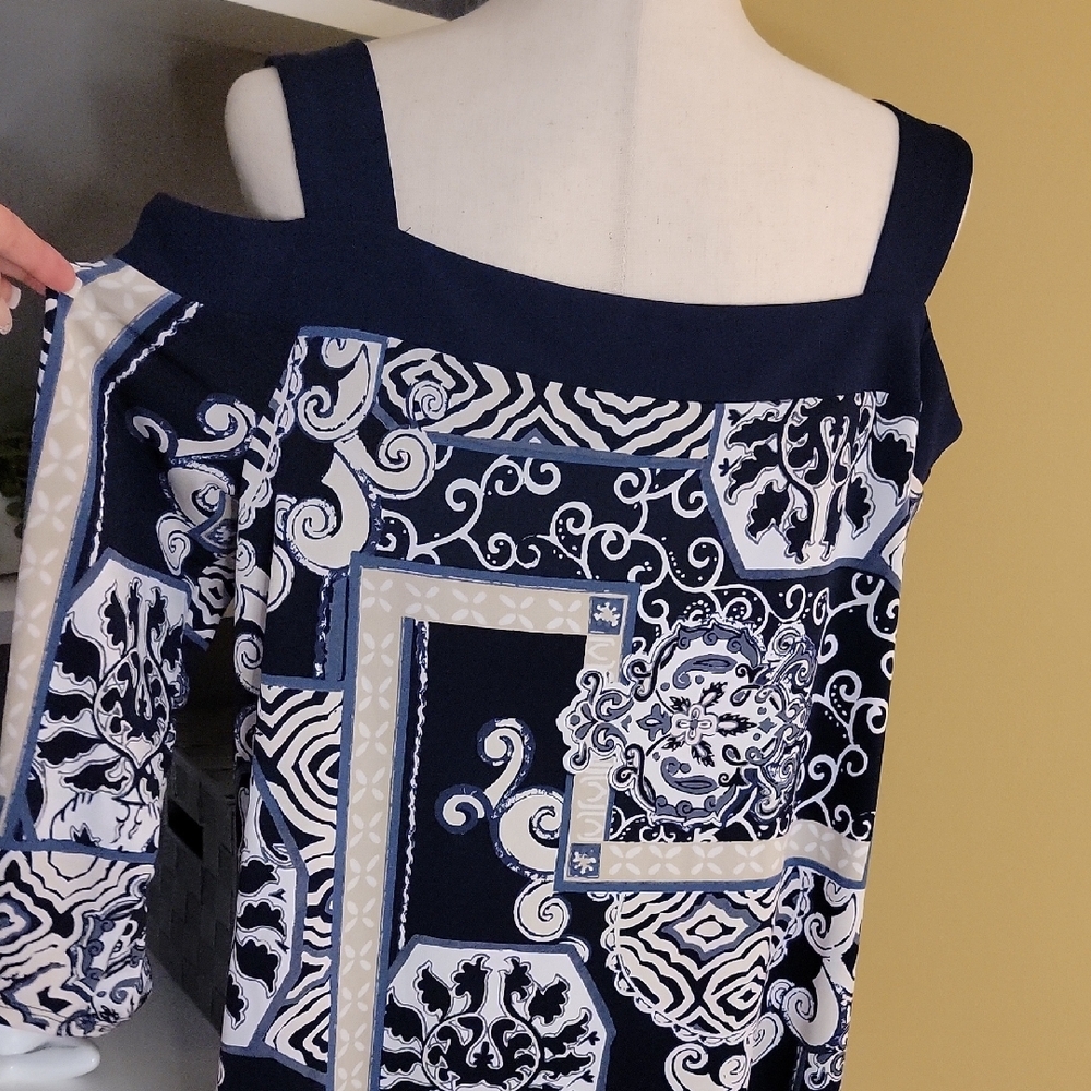 Navy and White Patterned Blouse Cut out Shoulders JM Collection - Picture 7 of 10